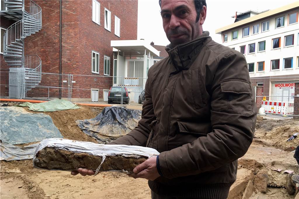 Archäologen entdecken spätantikes Gräberfeld am Grafenhof Grabungsleiter Hassan Bakko zeigt eine Lanzenspitze, die am Grafenhof ausgegraben wurde.