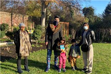 Grace Kunih, Hadin Selo und Amina Mohe mit Vian und Lucas hoffen, dass die Angebote der Dortmunder Tafel für Kinder und Familien bald wieder starten können.