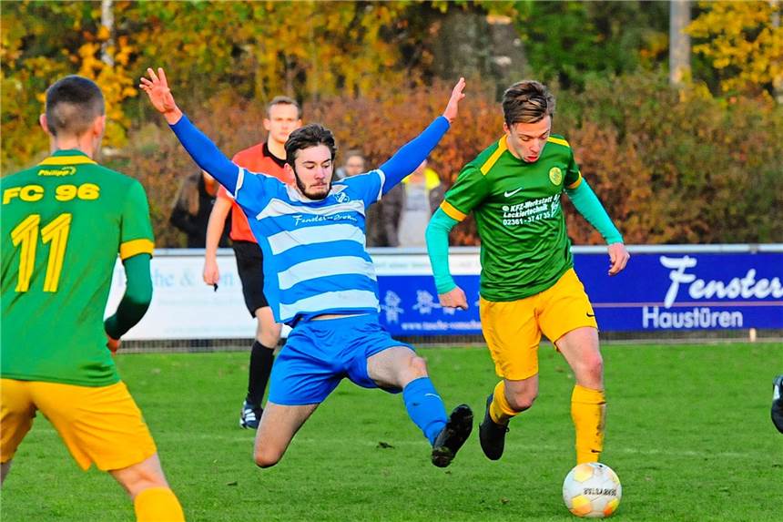 So startet der Fußballkreis in die Saison: Alle Staffeln im Überblick Grätsche im Derby: In der Kreisliga A2 treffen der SV Hochlar und der FC 96 Recklinghausen auch in der kommenden Saison aufeinander.