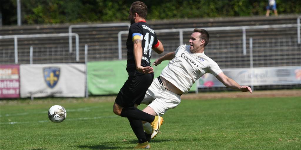 Maurice Kühn verlässt den TuS Haltern - Ostdorf-Entlassung nicht der einzige Grund Maurice Kühn setzt zur Grätsche gegen Stefan Oerterer an. Der Routinier wird nun erst mal nicht mehr auf dem Fußballplatz zu finden sein, er hat den TuS Haltern am See verlassen.