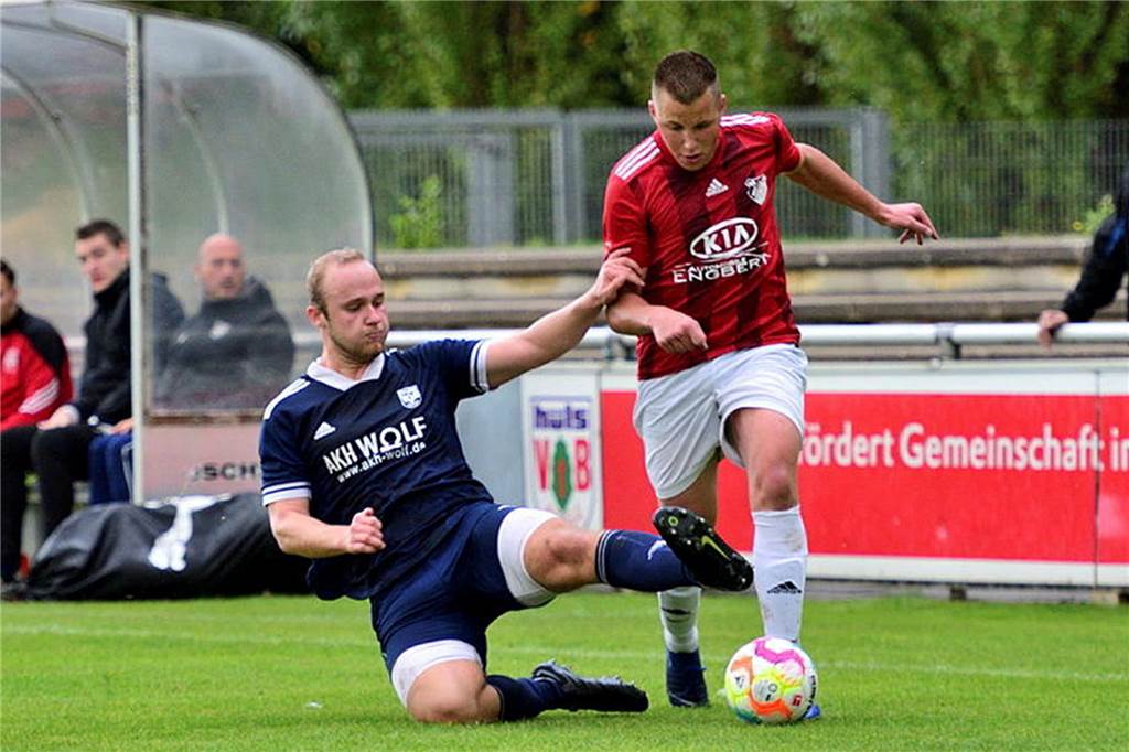 TSV Marl-Hüls verpflichtet zwei Hochkaräter Julian Treiber, hier im Trikot des VfB Hüls im Zweikampf mit Vestia Distelns Philipp Müller.