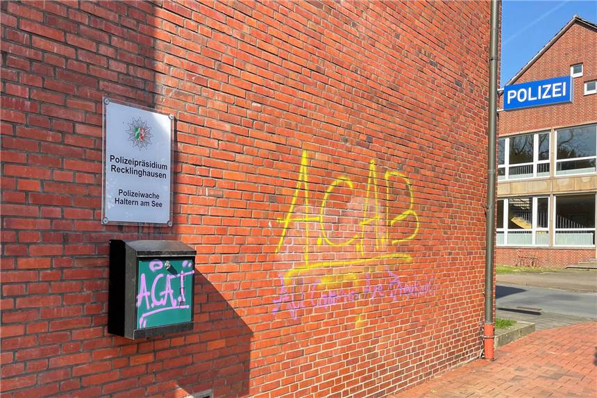 Sprayer beschimpfen Polizisten mit Graffiti an der Polizeiwache Graffiti an der Polizeiwache an der Dr.-Conrads-Straße