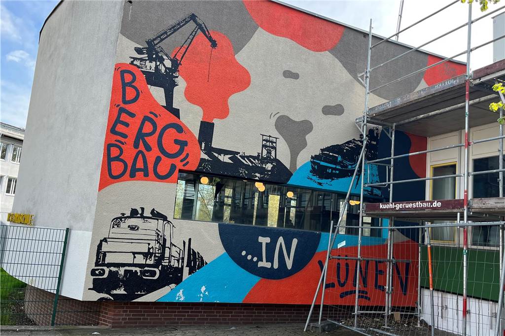 Reinhold Bauhus erklärt den neuen Campus Süd Graffiti-Kunst auf dem Schulhof.