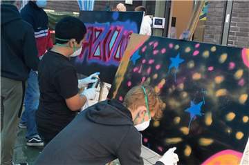 Graffiti von Anfang an gut hinkriegen. Das Team Jugendförderung bietet Jugendlichen Hilfe an. Graffiti sind beliebt. So wie hier bei der 2020er Nacht der Jugendkultur am Jugendzentrum Sunshine.