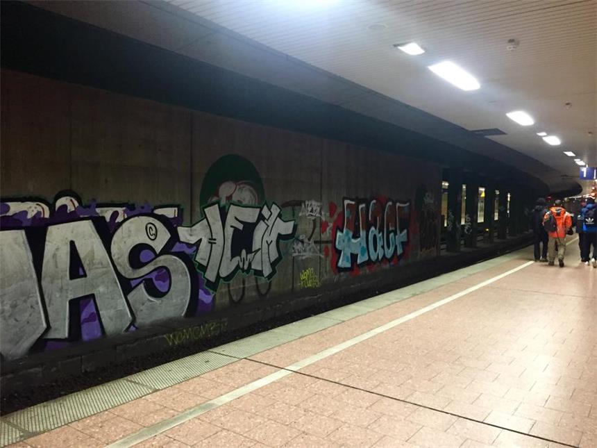 VRR gibt Dortmunds Bahnstationen bessere Noten Graffiti - wie hier am S-Bahnhof in Dortmund-Dorstfeld - waren ein eigener Bewertungspunkt im Stationsbericht 2015 des VRR.