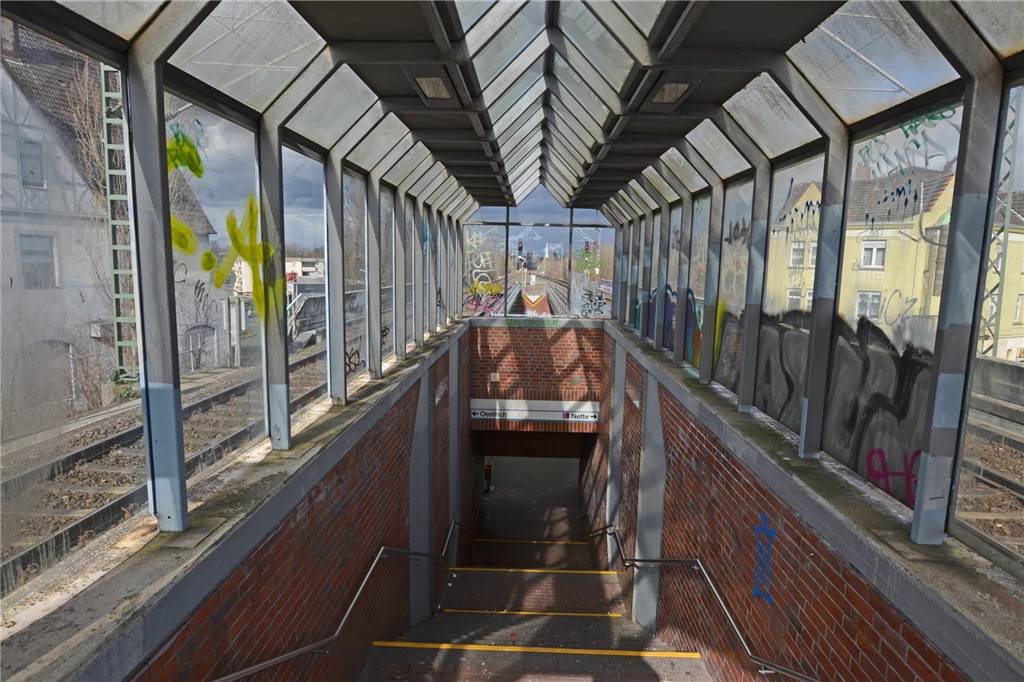 Graffiti, Müll, Vandalismus: S-Bahnhof Nette/Oestrich gilt als miesester Bahnhof in Dortmund Graffiti wohin das Auge reicht: Überall an Zugang und Bahnsteig sind Schmierereien.