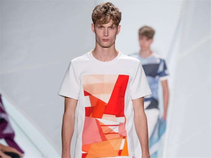 Mit Statements glänzen: Motivshirts fallen auf Grafische Motive sind sowohl bei Männern wie Frauen in Mode, hier ein Beispiel von Lacoste (95 Euro). Foto: Lacoste