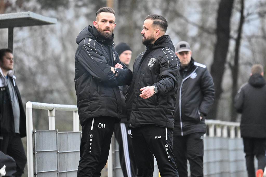 Starker Jahresstart in Bossendorf: Neue Trainer „haben überhaupt keinen Bock zu verlieren“ Granit Gashi und Domenik Hülsbusch besprechen etwas.
