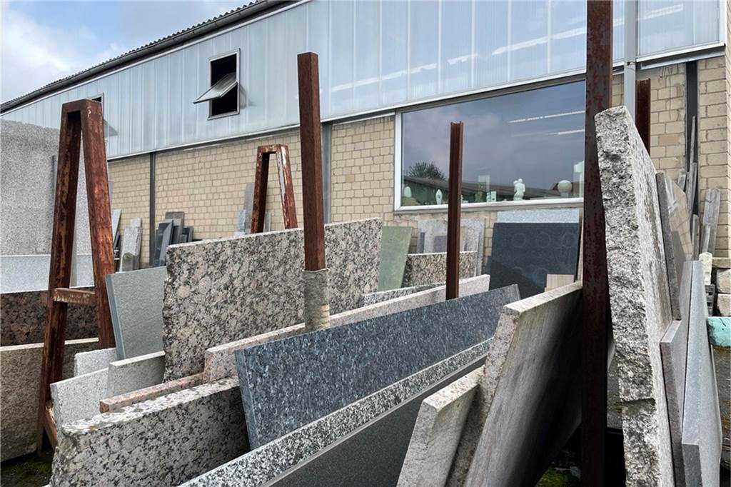 Steinplatten stehen auf dem Gelände der Steinwerkstatt Ute Middelmann an der Robert-Bosch-Straße in Olfen.
