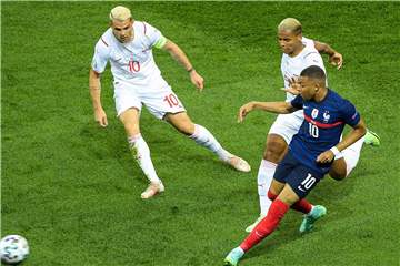 Granit Xhaka (l.) und BVB-Profi Manuel Akanji (Mitte) stoppen Kylian Mbappe.