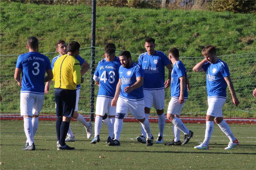 VfL Kamen verschießt zwei Elfer im Derby und ist alleiniger Spitzenreiter Gratulation für den Torschützen: Mark Ellerkmann markierte den zweiten Kamener Treffer vor der Pause.