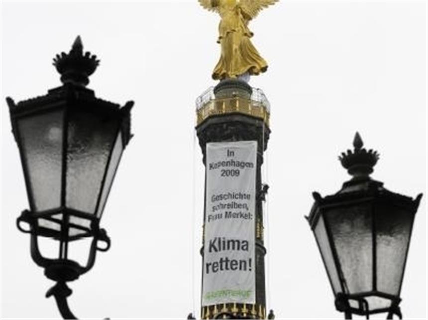 Greenpeace besetzt Siegessäule Greenpeace-Aktion an der Siegessäule in Berlin.