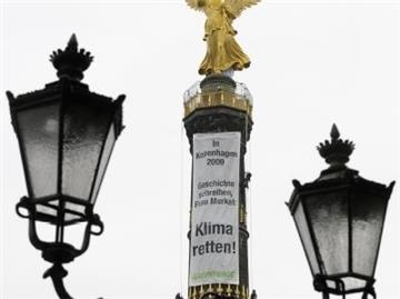 Greenpeace-Aktion an der Siegessäule in Berlin.