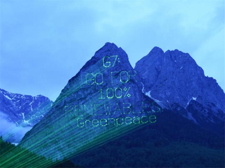 G7-Staaten wollen aus der Kohle aussteigen Greenpeace-Aktivisten haben mit einer riesigen Laserprojektion auf das Zugspitzmassiv die G7-Staaten zu einer globalen Klimawende aufgefordert. Foto: Felix Kästle