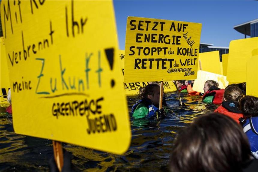 Schleppende Klimaverhandlungen in Bonn Greenpeace-Demonstration für Klimaschutz und Kohleausstieg. Die Klimaverhandlungen in Bonn haben kaum Ergebnisse gebracht. Foto: Carsten Koall