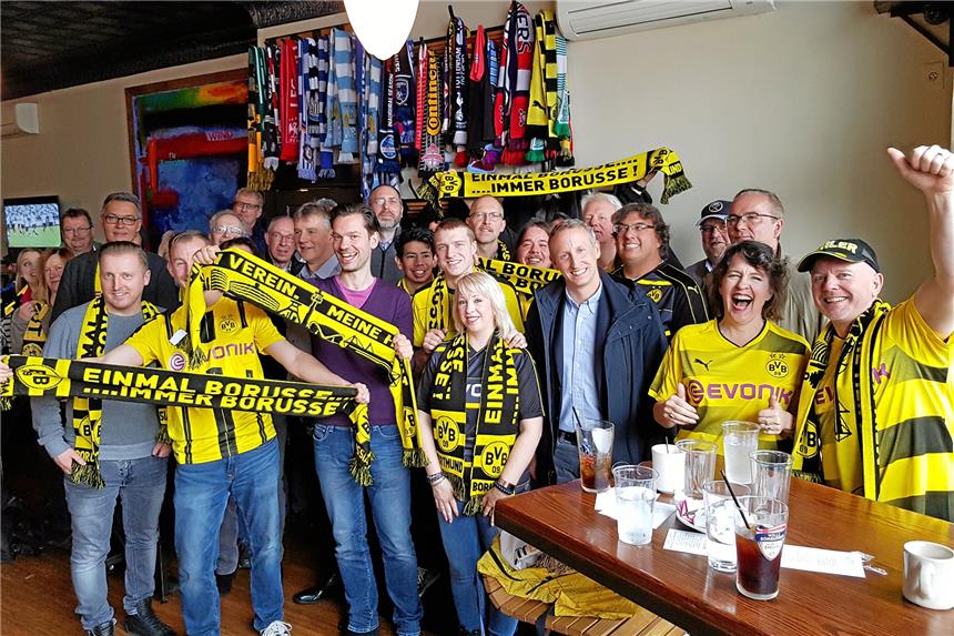 Sierau will 40-jährige Verbindung mit US-Stadt ausbauen Greg und Lynn Engle (rechts) vom Sister City Committee, der BVB-Fanclub Buffalo und die Dortmunder Delegation sahen sich gemeinsam das Derby gegen Schalke an. Gejubelt wurde nur fürs Foto.