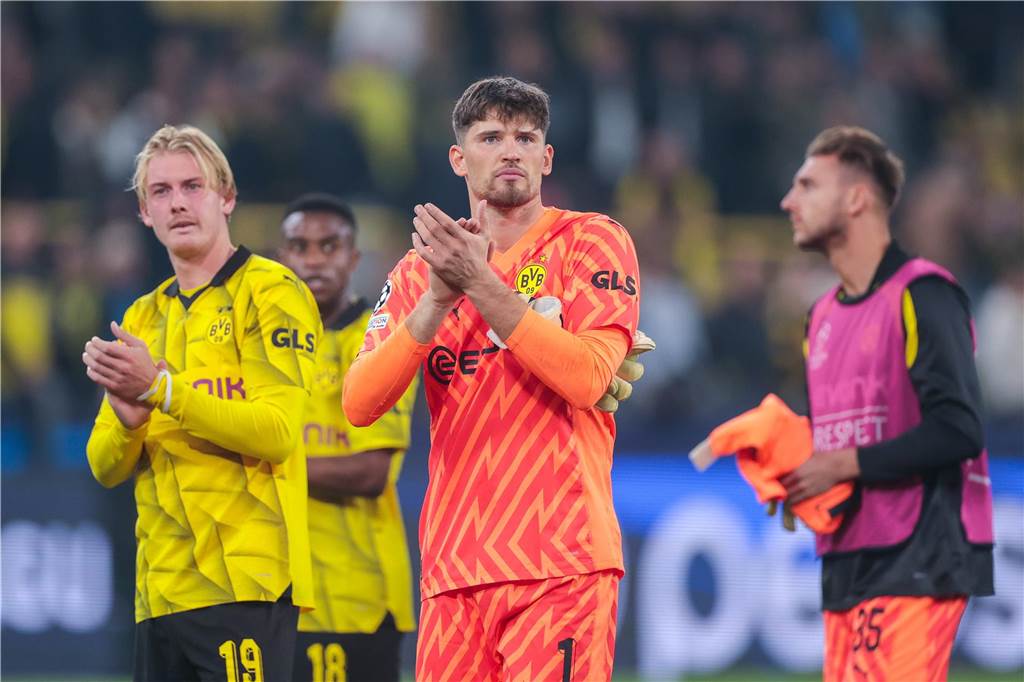BVB verlängert mit Torhüter Gregor Kobel: Das sind die Details des neuen Vertrags Gregor Kobel klatscht in die Hände.