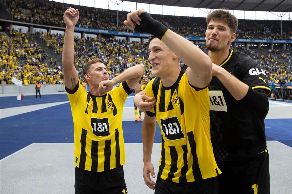 BVB-Torwart Gregor Kobel: Deshalb ist er diese Saison noch besser Gregor Kobel feiert mit Thorgan Hazard und Nico Schlotterbeck den Sieg bei Hertha BSC.
