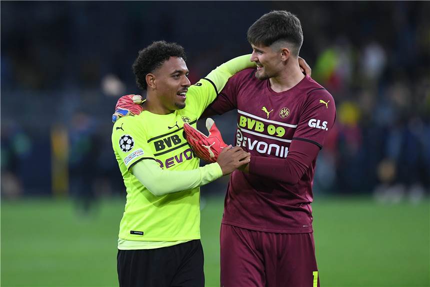 Malen löst die BVB-Anspannung gegen Sporting - Bangen um Dahoud Gregor Kobel (r.) beglückwünscht BVB-Matchwinner Donyell Malen.