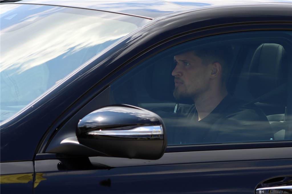 Exklusiv: Hier tritt Gregor Kobel seinen Dienst beim BVB an Gregor Kobel und seine Freundin auf dem Weg zum BVB-Trainingsgelände.