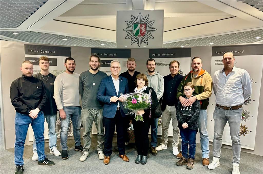 Dortmunds Polizeipräsident Gregor Lange ehrte couragierte Bürgerinnen und Bürger im Polizeipräsidium. 