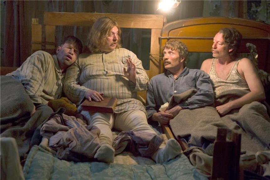 Men & Chicken Gregor (Nikolaj Lie Kaas), Josef (Nicolas Bro), Elias (Mads Mikkelsen) und Franz (Soren Malling) erzählen sich Gute- Nacht-Geschichten. Foto: Rolf Konow/dcm/ARTE