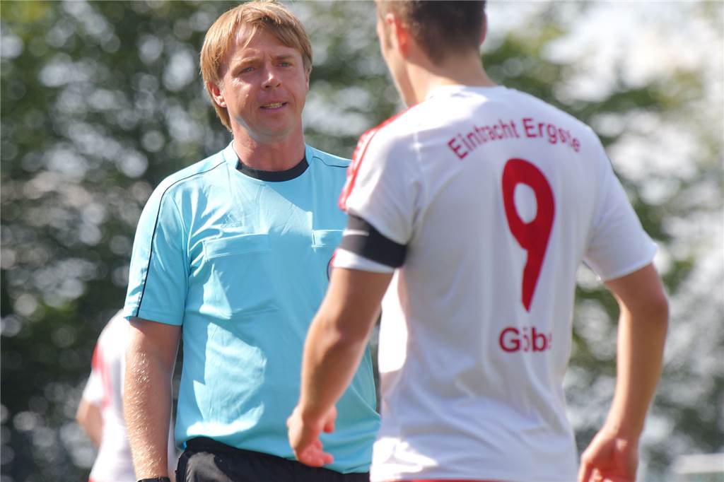 Gregor Podeschwa, hier bei einem Schiedsrichter-Einsatz vor ein paar Jahren, pfiff das Testspiel zwischen Hennen und Geisecke.