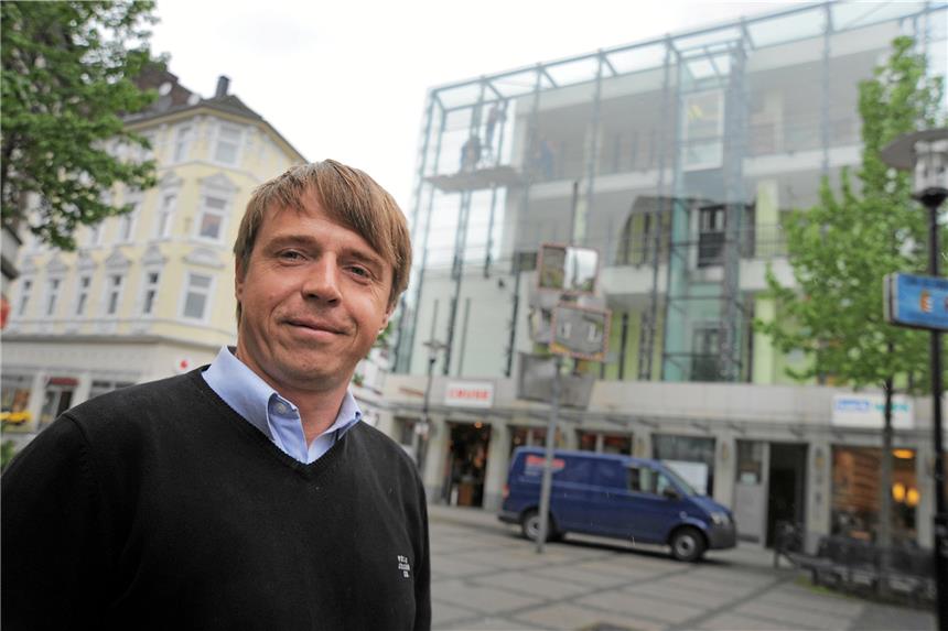 Gregor Podeschwa - hier vor dem Gebäude der Arbeitsagentur - will auch Schwerter Bürgermeister werden.