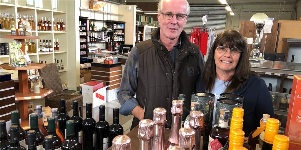 Getränkemarkt schließt: Gregor Possemeyer von Stadt Dorsten enttäuscht Gregor Possemeyer und Filialleiterin Petra Olszewski im Dorstener Getränkemarkt