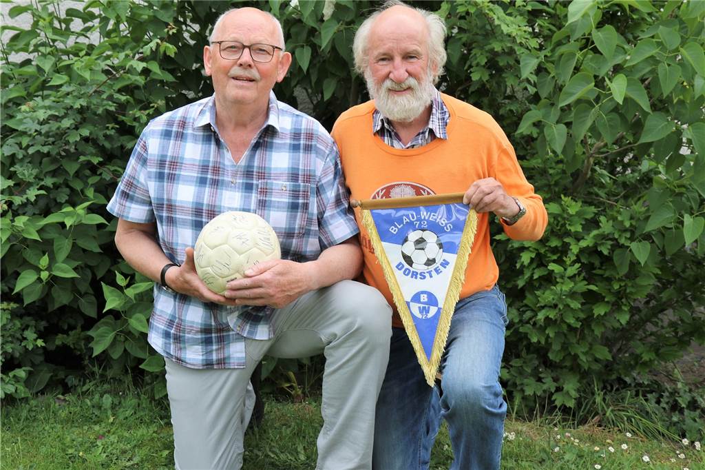 Das letzte Spiel wurde vor 30 Jahren abgepfiffen - doch das Team hält immer noch zusammen Gregor Schäpers und Fritz Kramer mit Vereinswimpel von Blau-Weiß 72 Dorsten