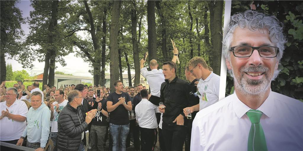 Corona-Zahlen steigen nach Kilian – Gregor Zens: „Es hat sicherlich Fälle gegeben“ Gregor Zens, Präsident der Altschermbecker Kilian-Gilde, neben Feierenden an der Vogelstange in Schermbeck.
