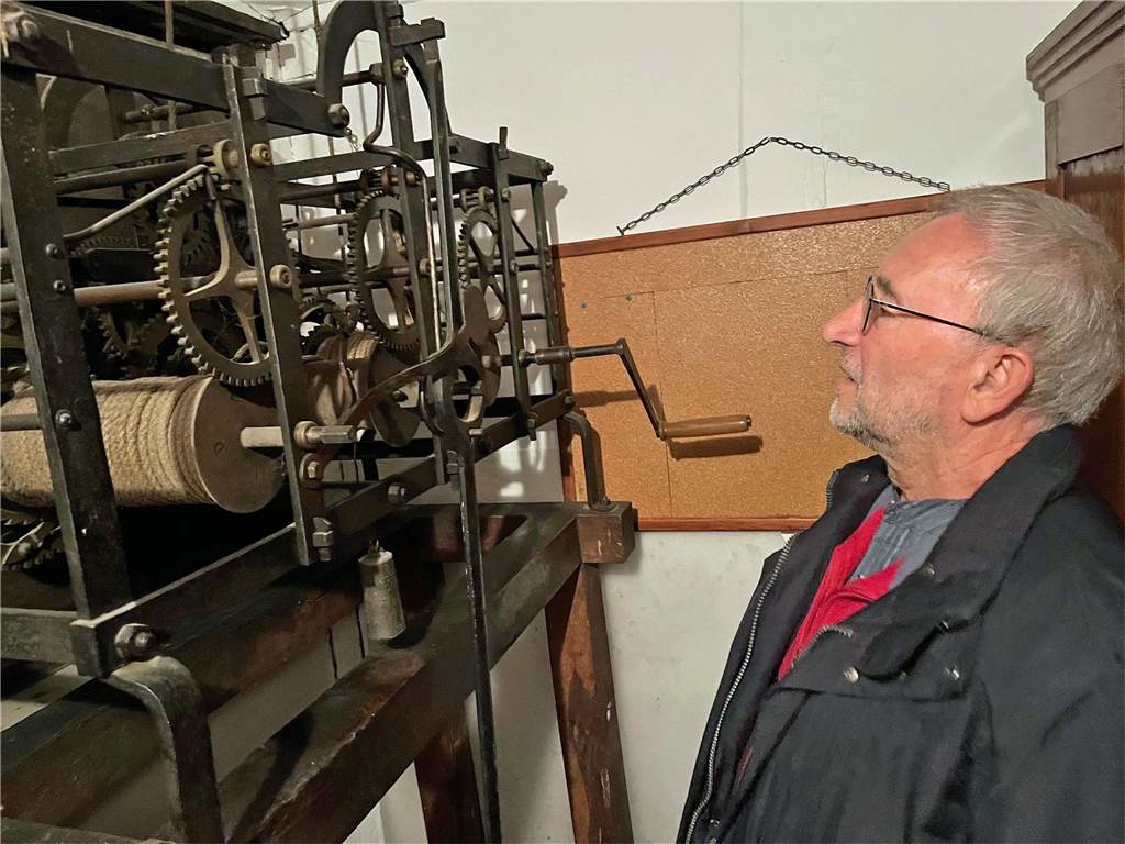 Gregor Zumholz vor dem Uhrwerk aus dem Jahre 1693. Es funktioniert noch, ist aber nicht mehr in Betrieb.