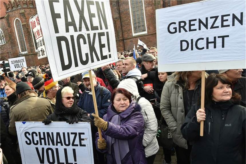 Deutsche sind bei Flüchtlingsaufnahme gespalten „Grenzen dicht", Schnauze voll" und „Faxen dicke": Menschen in Deutschland demonstrieren gegen die Aufnahme von Flüchtlingen.