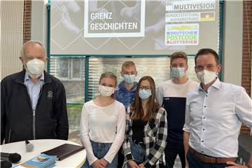 Grenzgeschichten, die unter die Haut gingen, hörten Oberstufenschülerinnen und -schüler der Gesamtschule. Unser Foto zeigt die Jugendlichen mit Lehrer Tobias Horstmann (r.) und Heiner Dieckmann vom Arbeitskreis Asyl.