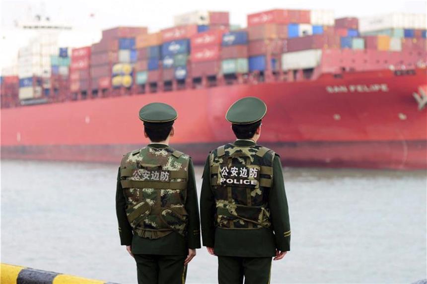 China kündigt Strafzölle gegen USA für 6. Juli an Grenzpolizisten im Hafen von Qingdao. China will mit der Umsetzung der Zölle auf US-Waren im Wert von 50 Milliarden Dollar (42,7 Mrd Euro) am 6. Juli beginnen. Foto: Uncredited/CHINATOPIX/