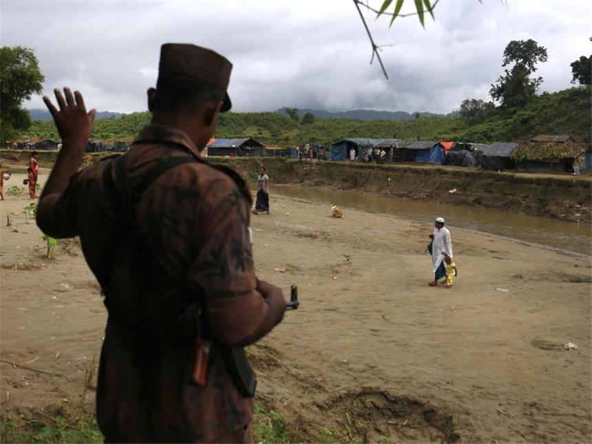 UN sehen ethnische Säuberung in Myanmar Grenzsoldat in einem Flüchtlingslager für Rohingyas an der Grenze zwischen Bangladesch und Myanmar. Foto: Md. Mehedi Hasan/Pacific Press via ZUMA Wire