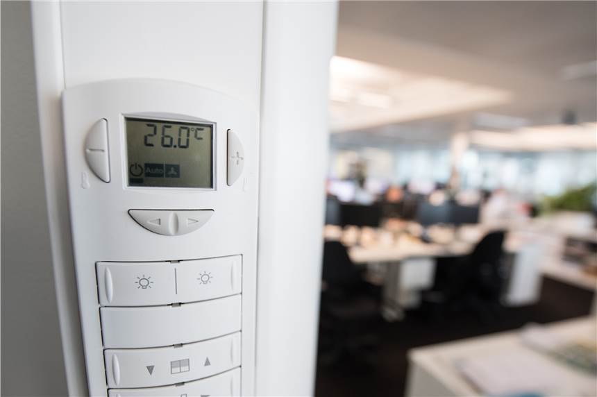 Homeoffice bei Hitze: Arbeitgeber muss Mitarbeiter nicht schützen Grenzwert: Ab 26 Grad Raumtemperatur sieht der Gesetzgeber Handlungsbedarf.