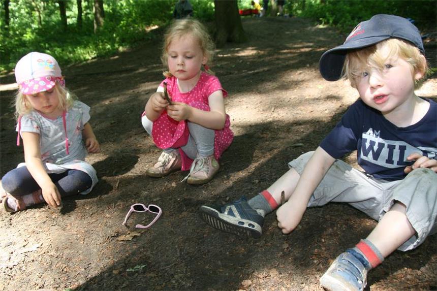 Kinder erleben eine Woche lang die Natur hautnah Greta, Johanna und Theo (v.l.) suchen im Waldboden nach kleinen Tieren.