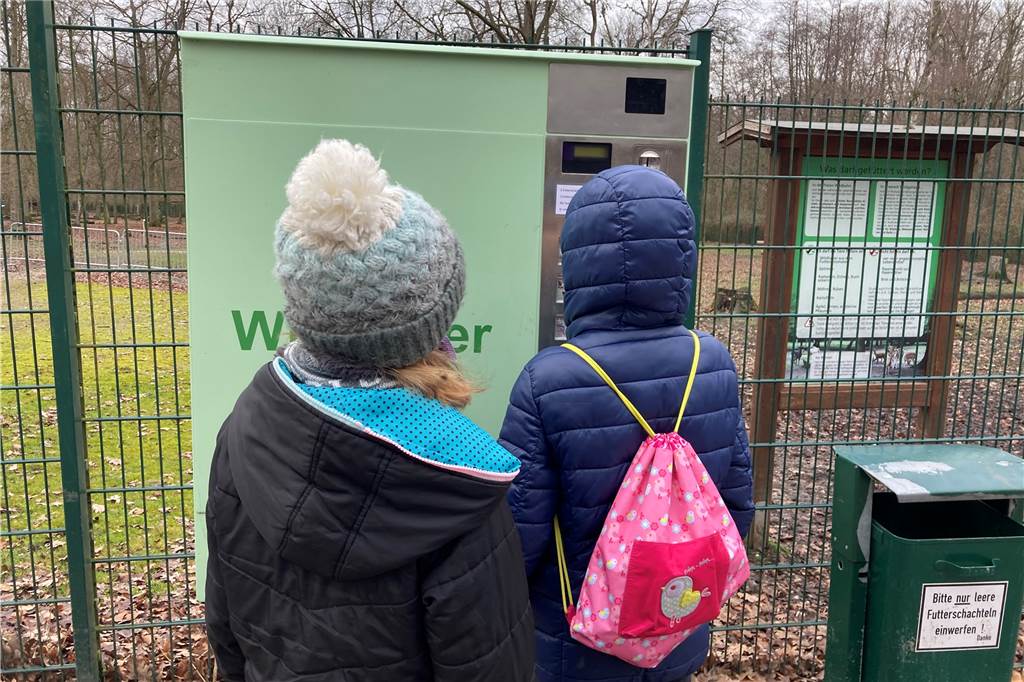 Wildgehege Grutholz zu voll? Familie gibt Ausflugtipp gegen Corona-Koller Greta (8) und Paula (10) kaufen Futter für die Rehe.