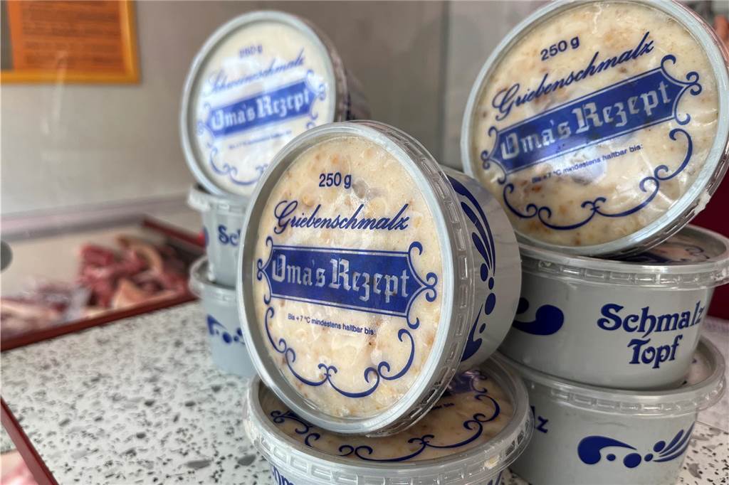 Schmalzdosen liegen auf der Theke. 