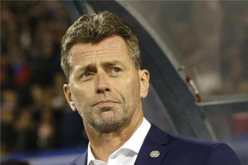 Griechenlands deutscher Trainer Michael Skibbe hat mit seinem Team eine 1:4-Niederlage gegen Kroatien kassiert. Foto: Darko Bandic