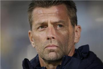 Griechenlands Nationaltrainer Michael Skibbe muss mit seiner Mannschaft die Kroaten mit 3:0 besiegen. foto: Julien Warnand