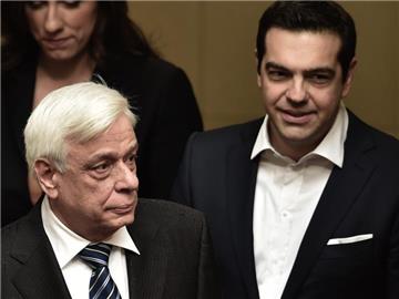 Griechenlands Staatspräsident Prokopis Pavlopoulos (L) zusammen mit Regierungschef Tsipras.