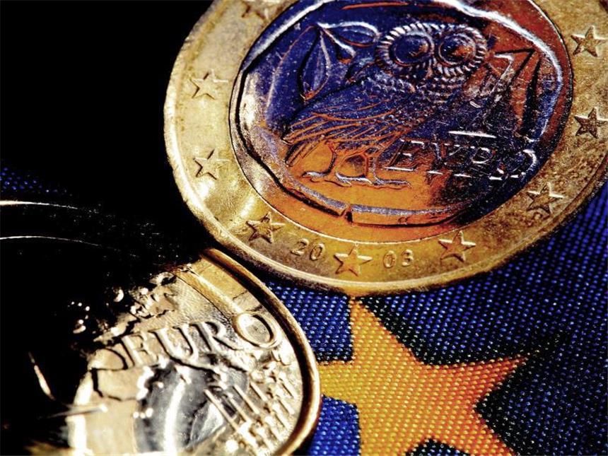 Athen zahlt IWF-Kredit zurück Griechische Euro-Münzen liegen auf einer EU-Fahne. Athen hat seine Kreditverpflichtung gegenüber dem IWF erfüllt. Foto: Oliver Berg