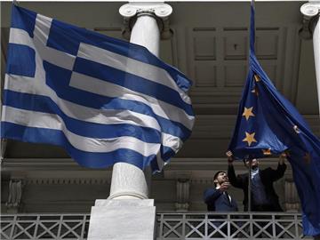 Griechische und EU-Fahne am Außenministerium in Athen. Die EZB akzeptiert wieder griechische Staatsanleihen als Sicherheit. Foto: Alexandros Vlachos