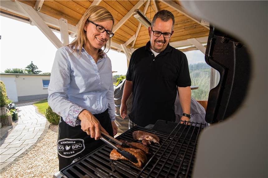 Die sieben Todsünden am Grill – ein Grillprofi spricht Klartext Grillen kann ja nicht so schwer sein. Haben ja selbst Neandertaler in grauer Vorzeit geschafft. Ein Grillprofi widerspricht dem jedoch. (Symbolbild)