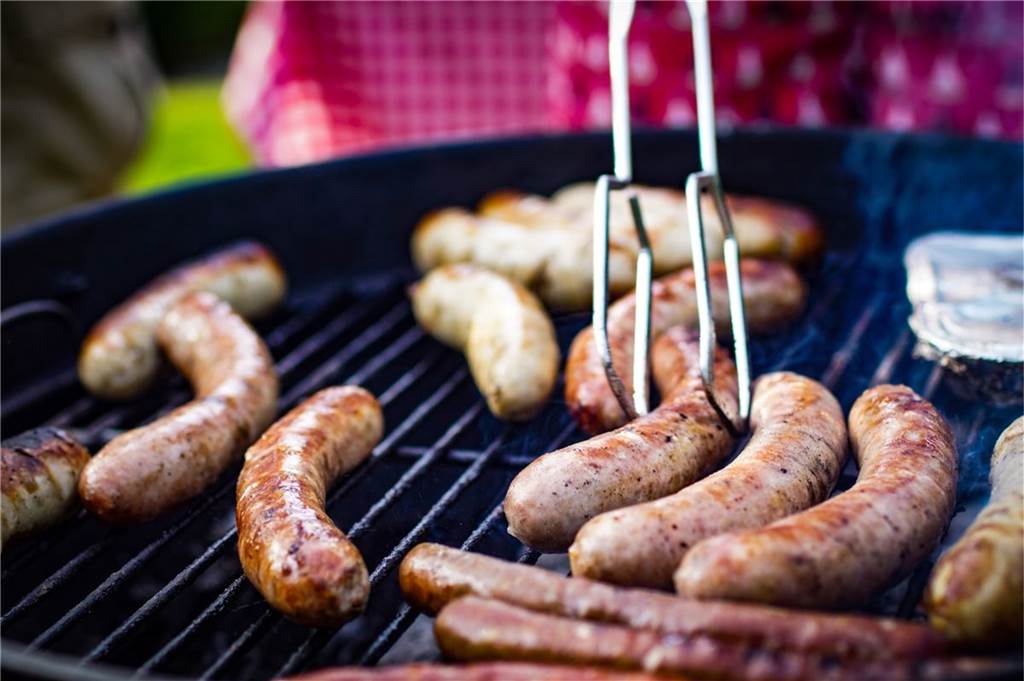 Grillen unter freiem Himmel in einem Park - gibt es an schönen Tagen ein besseres Programm?