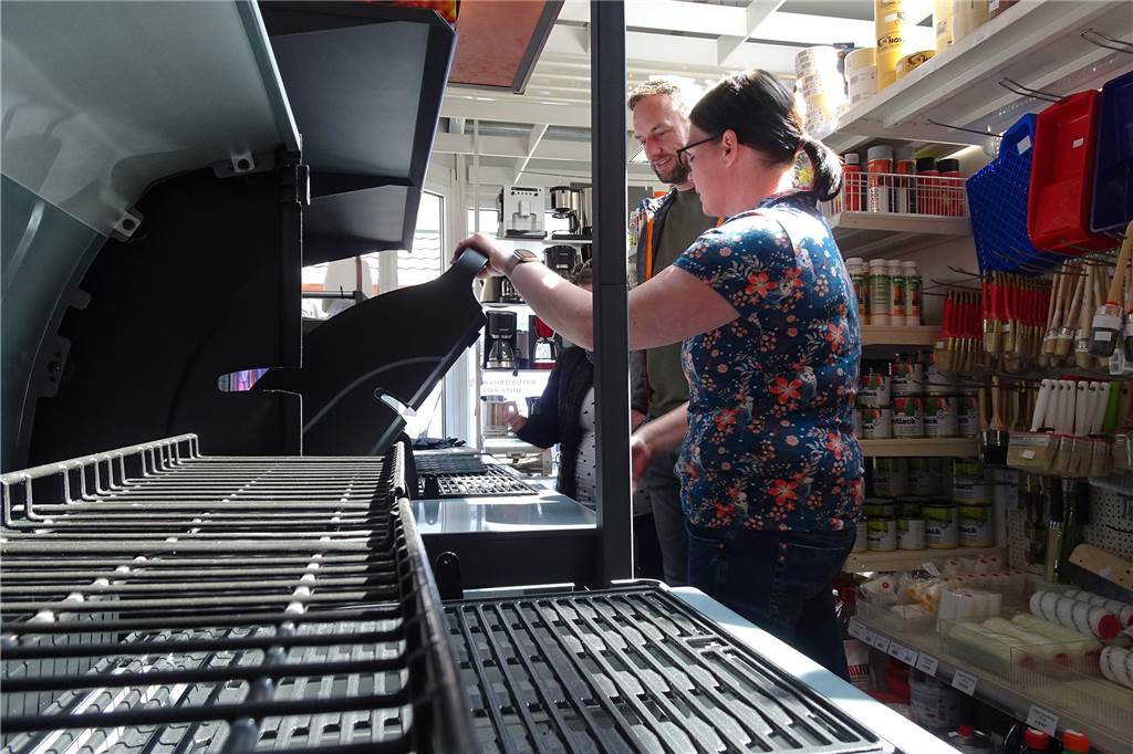 Markt, Meile und mehr: Menschen stimmen sich bei Sonnenschein auf den Mai ein Grillsaison startet