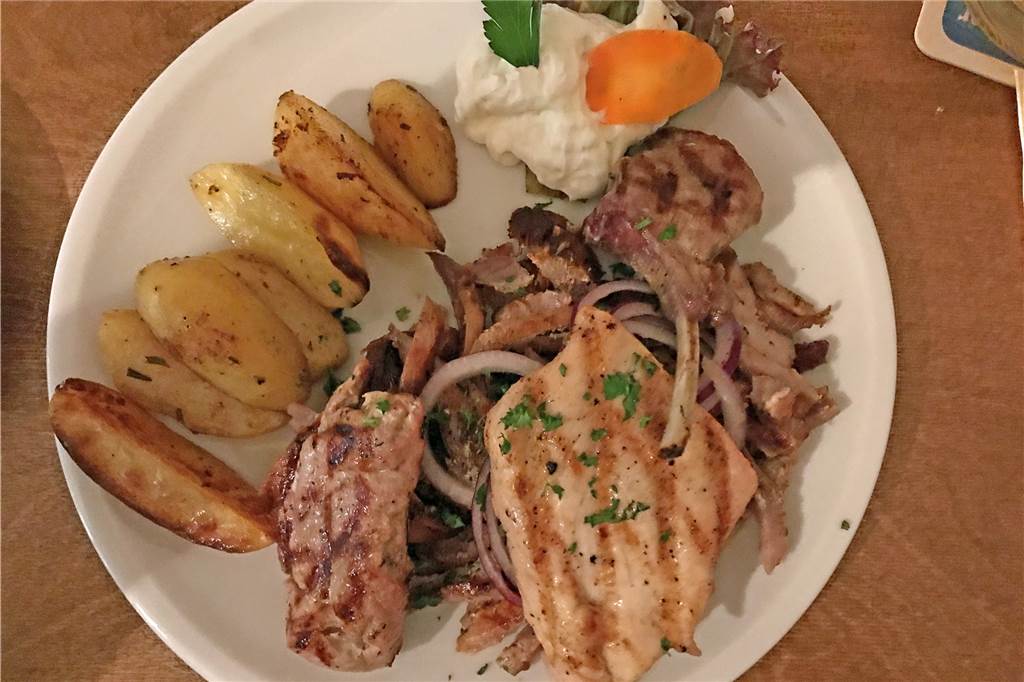 Fisch, Fleisch und göttliches Tiramisu auch ohne den Göttervater Grillteller mit hervorragendem Kotelett, aber etwas salzigem Gyros.
