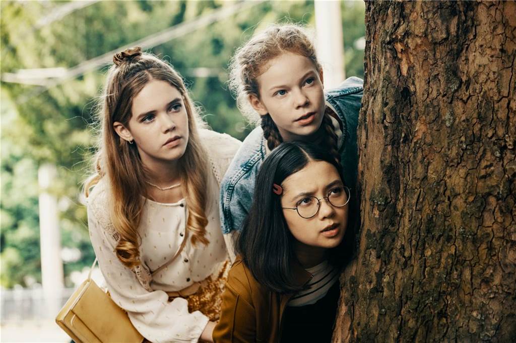 Das Fernsehjahr der starken Frauen: Wer 2024 den Grimme-Preis erhält Eine Szene aus "die drei !!!": Marie Grevenbroich (Lilith Johna), Franzi Winkler (Bella Bading) und Kim Jülich (Purnima Graetz) stehen hinter einem Baum.